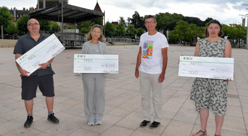 Christophe Andreae, président de la SDIO, en t-shirt Mosaïque, a remis ce 15 juillet, trois chèques à Yves Péclard (AVDL), Anne Argi (APEM) et Rachel Morciano (ARFEC). VERISSIMO