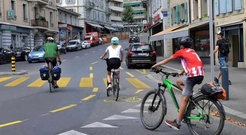 La suppression de nombreuses places de parc, remplacées par des pistes cyclables, prétérite grandement les petits commerçants. VERISSIMO