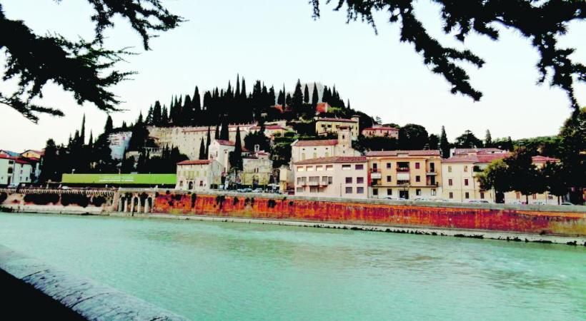 Ponte Pietra, sur l’Adige, le seul pont romain conservé par la cité. 123RF/LUCIANO MORTULA