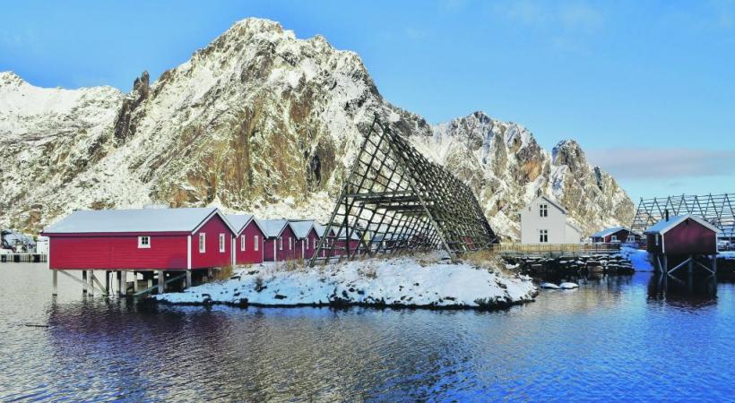 L’habitat coloré contraste harmonieusement avec la nature enneigée. .