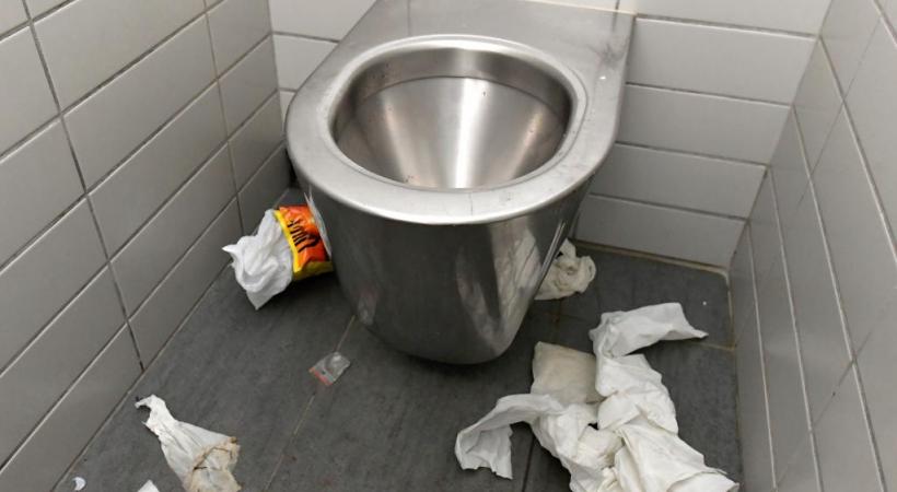 Certains usagers demeurent très indélicats. En médaillon, des toilettes turques appelées à disparaître. VERISSIMO