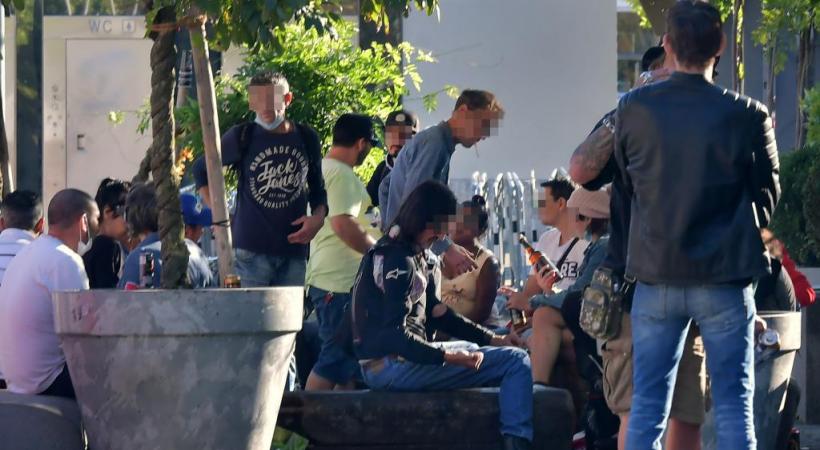 Réorienter les usagers de drogue (ici sur la place de la Riponne) vers l’Espace de consommation sécurisé du Vallon: un défi difficile. VERISSIMO