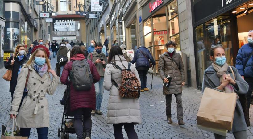 Malgré de nombreuses personnes dans les rues, beaucoup de commerce enregistrent une baisse de fréquentation. VERISSIMO