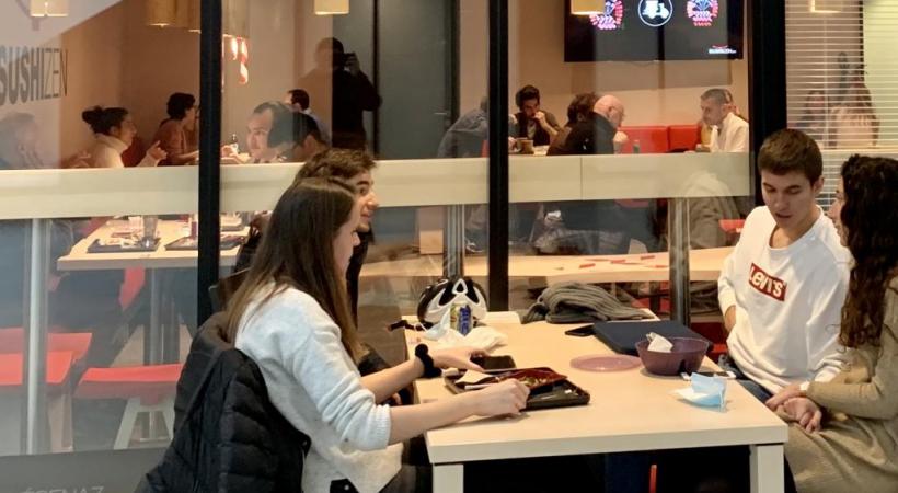 Pas de séparation, peu ou pas distanciation sociale au restaurant le Parmentier.  PHK