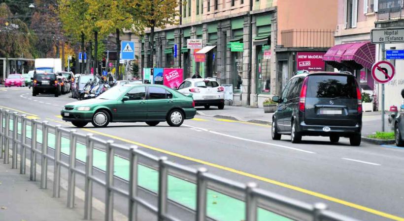 Sur l'avenue, les usagers sont parfois inconscients comme cet automobiliste qui tourne à gauche sur les voie du LEB alors qu'il est clairement interdit de le faire. © Valdemar VERISSIMO  