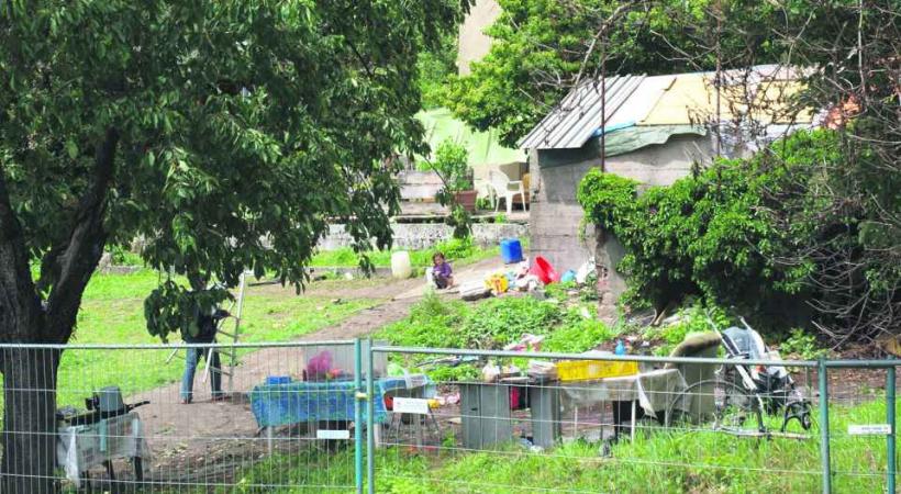 Après avoir été délogés des cabanons des Prés-de-Vidy, quatre familles roms se sont installées dans ce jardin. 