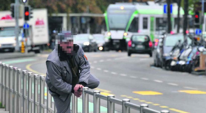 Enfreignant toutes les règles de sécurité, ce piéton n'hésite pas à franchir la barrière de sécurité pour traverser la route. © Valdemar VERISSIMO 