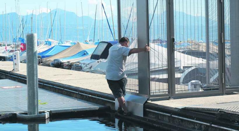 Facile de se glisser sur les pontons en dépit des protections posées. 