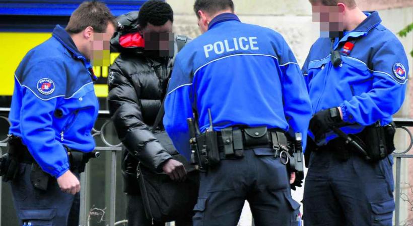 Un mois après l'impressionnante descente de police organisée à la place Chauderon, les forces de l'ordre maintiennent la pression sur les dealers.  PHOTOS - Valdemar VERISSIMO