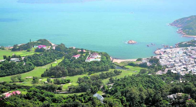 Un golf depuis Shek O Peak (288 m).