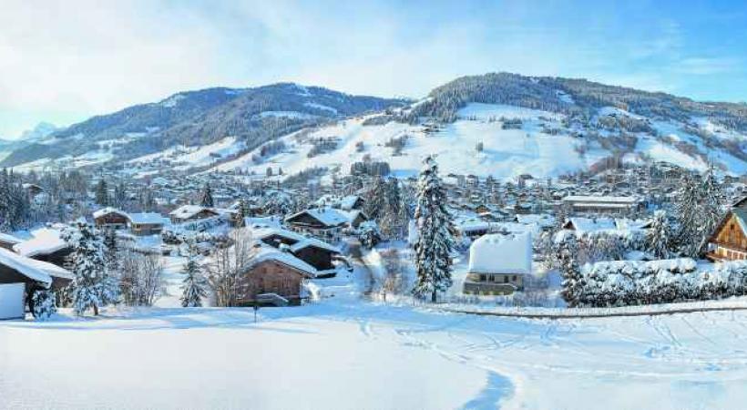 La station est nichée dans un environnement de massifs montagneux aux pentes douces.