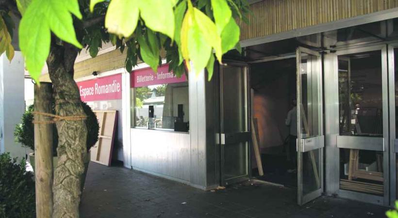 L'entrée de l'ancien cinéma, en plein préparatifs pour le festival BD-FIL. 