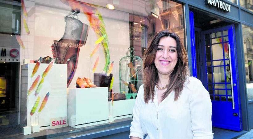 Deuxième plus belle vitrine, celle de Navyboot, rue de Bourg, ici avec sa gérante Madame Eunice Martins. 