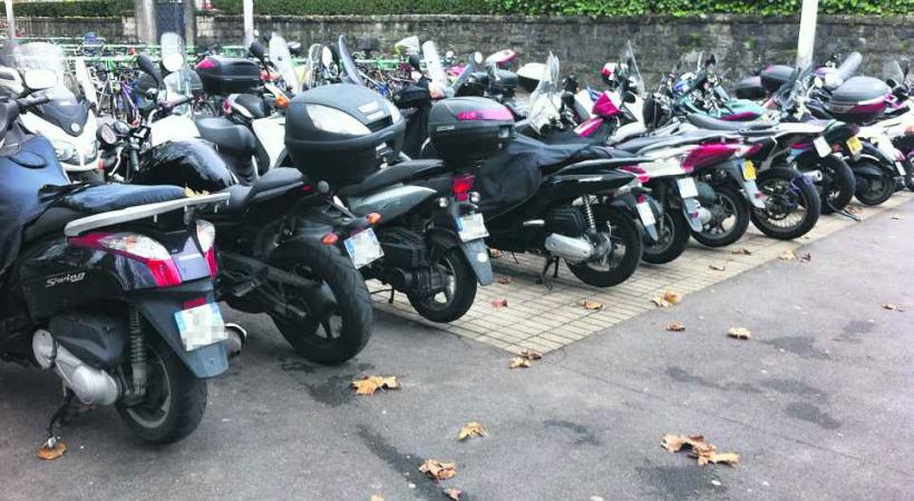 Le parc deux-roues à proximité du débarcadère d'Ouchy est squatté par des motos frontalières. 