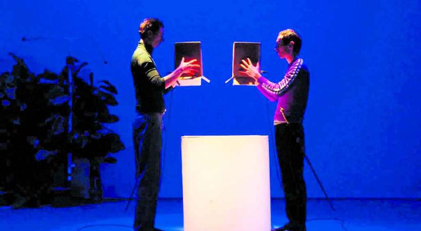 &, un spectacle de câble et d'épée