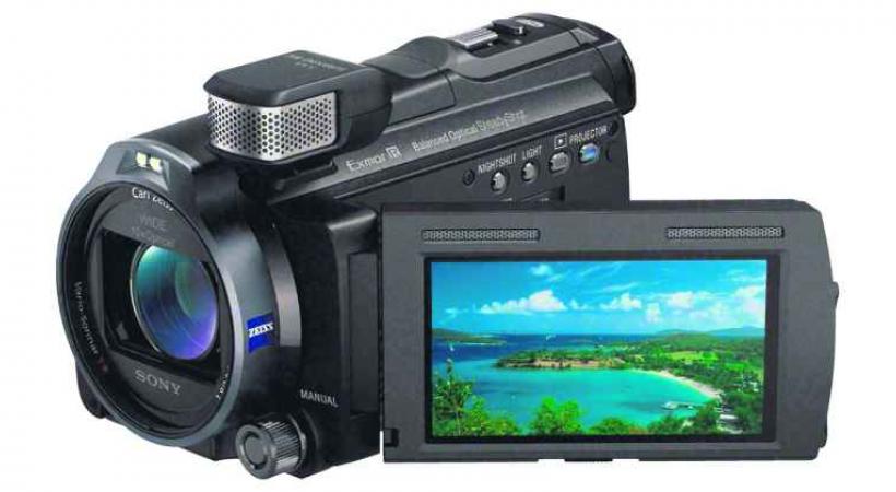 Camescope et...projecteur, tout pour séduire les amateurs qui veulent tout à la fois filmer et visionner directement sur un mur où un écran! 