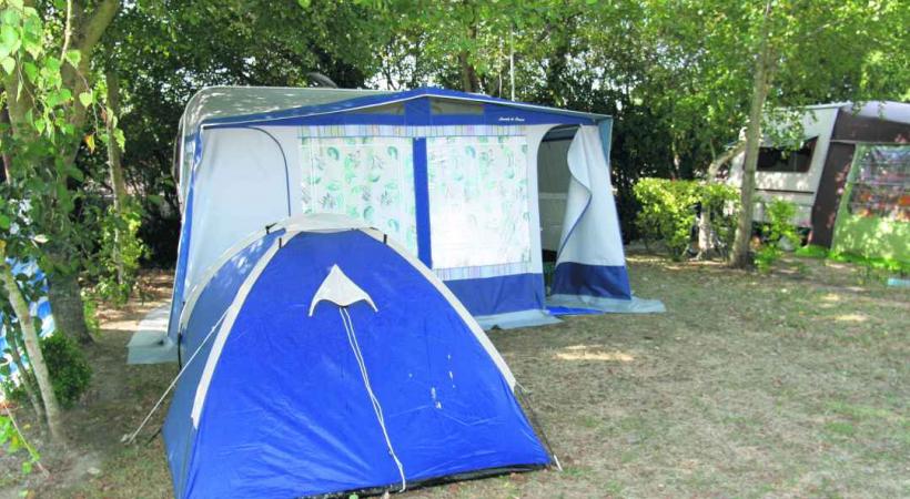 Des travailleurs en provenance d'Europe squattent les campings. 