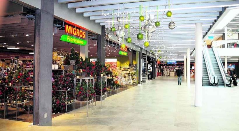 Un grand hall lumineux accueille les clients du tout nouveau centre Migros 1034 Romanel. 