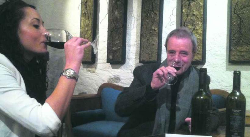 Dans sa cave à Féchy, le vigneron Raymond Paccot aime partager sa passion et faire déguster ses crus. 